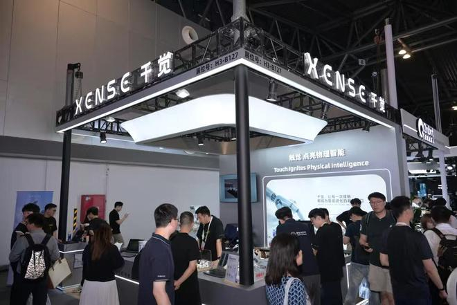 WAIC系列｜千觉机器人展示触觉原生技术，发布VTLA模型及全栈触觉生态
